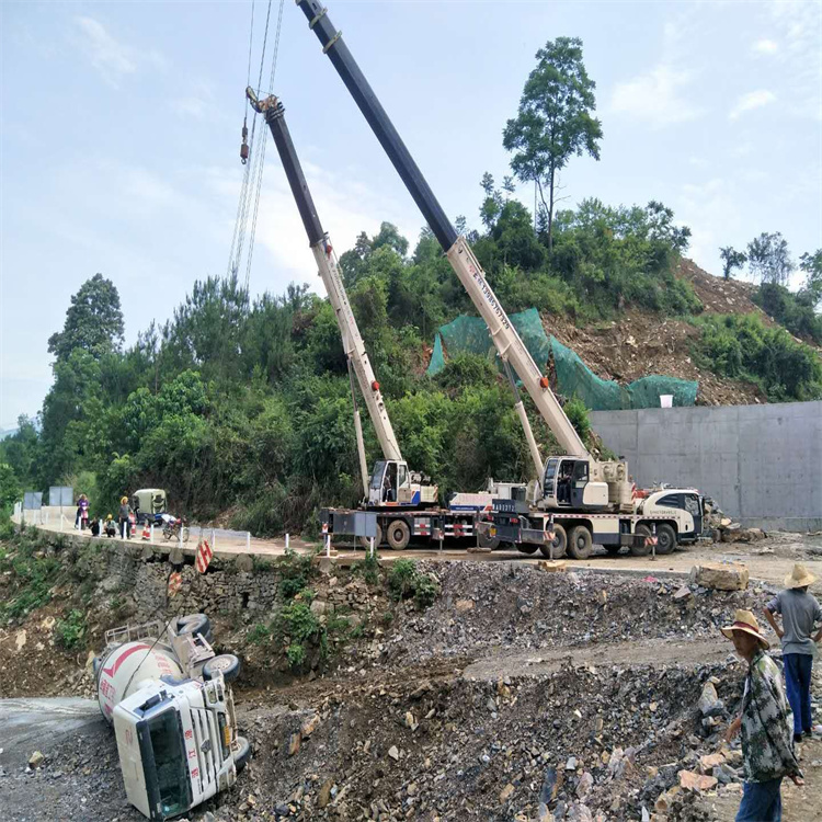 淮安汽车掉沟里叫吊车救援要多少钱